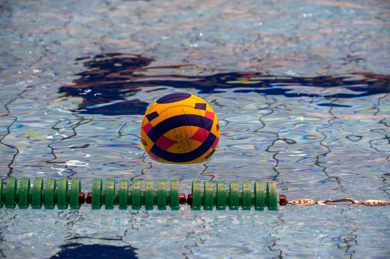 Pelota de waterpolo junto al andarivel