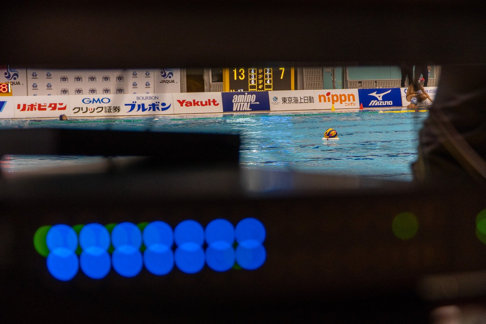 La pileta del Campeonato de Japón en Chiba, vista desde la mesa del VAR
