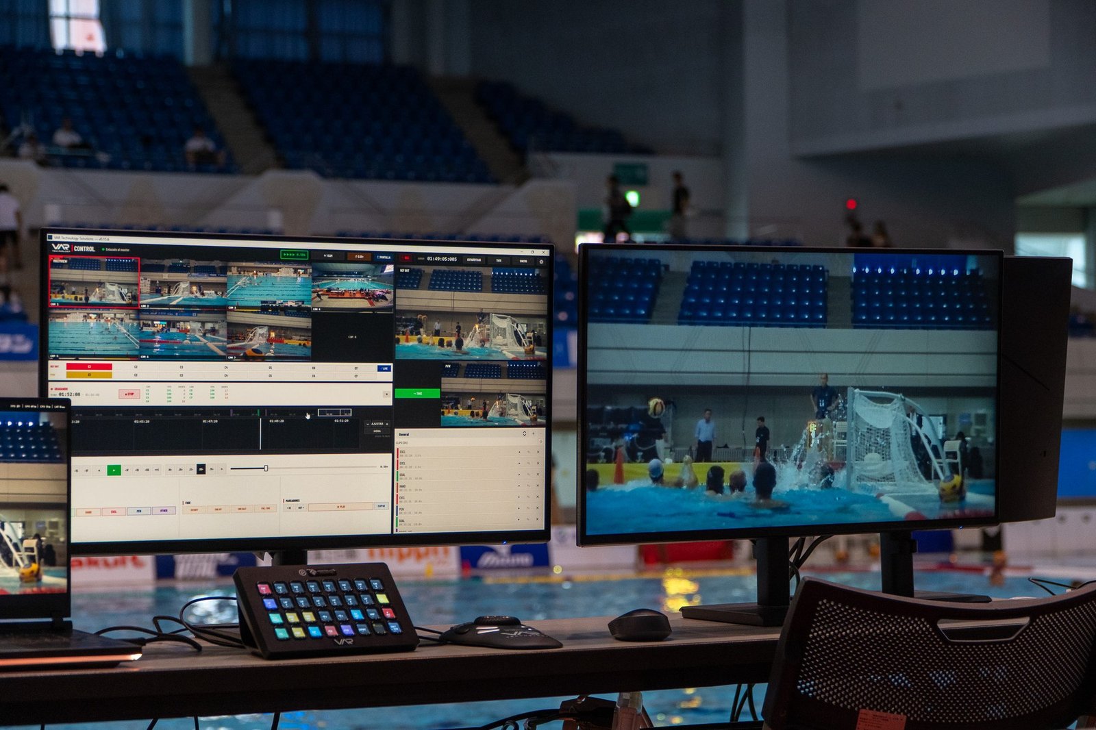 Multiview y pantallas de repetición del VAR en el Campeonato de Japón, en Chiba