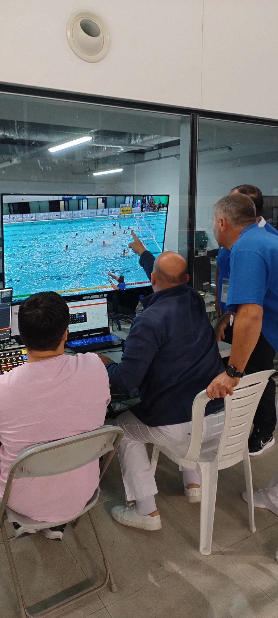 Un oficial señala la repetición en la pantalla del VAR — Mundial U18, Buenos Aires 2024