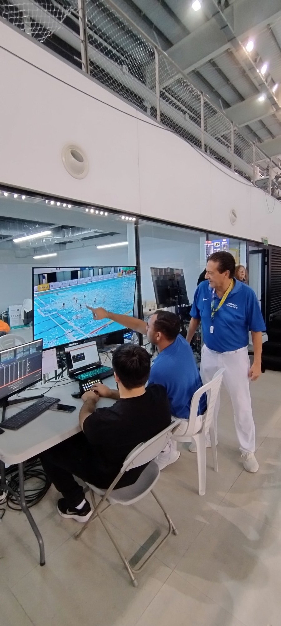Un delegado y operadores de Var Technology revisando una jugada — Mundial U18, Buenos Aires 2024