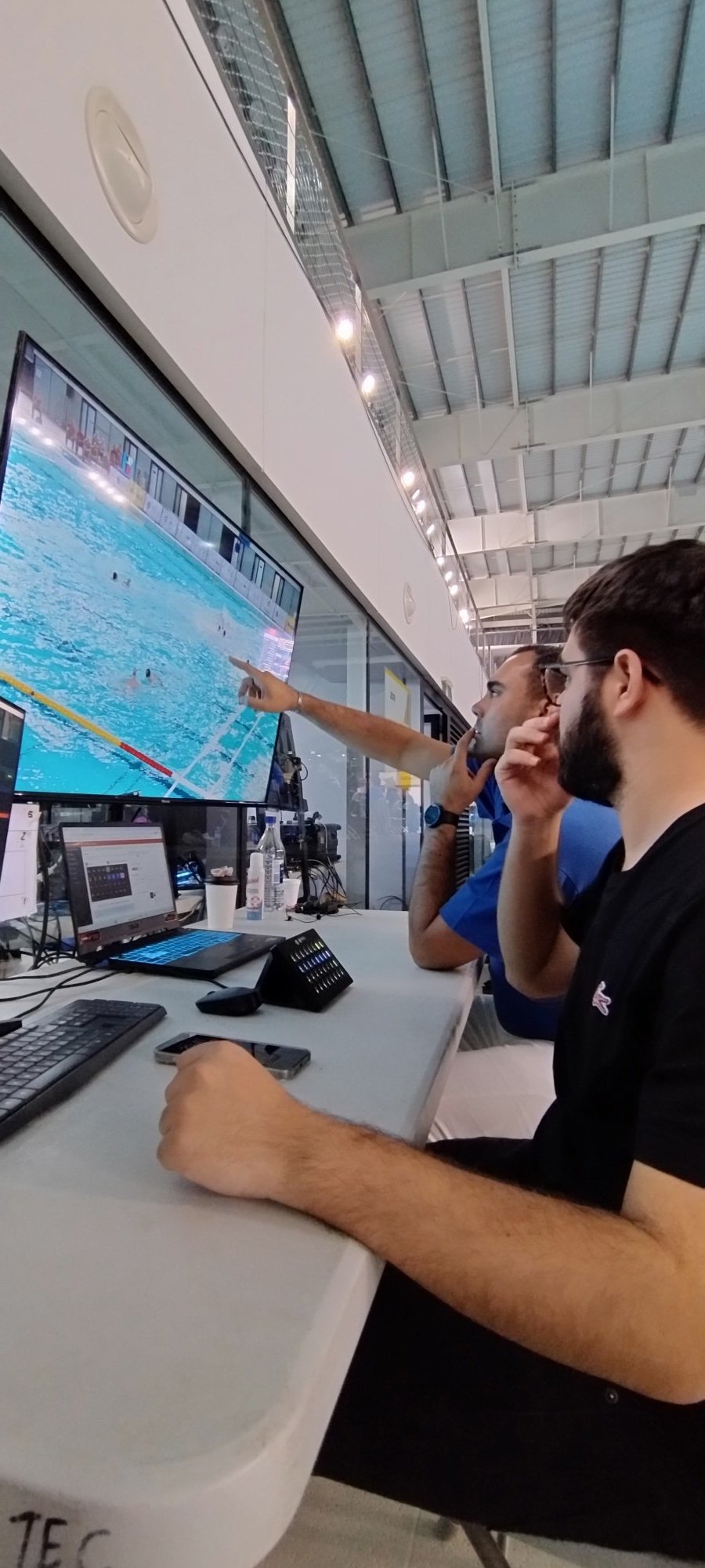 Revisando una jugada cuadro por cuadro en el monitor del VAR — Mundial U18, Buenos Aires 2024