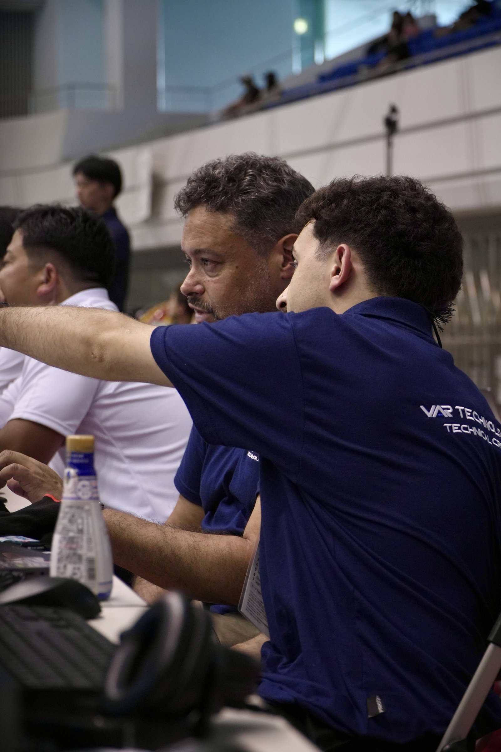 El equipo de Var Technology operando el sistema VAR